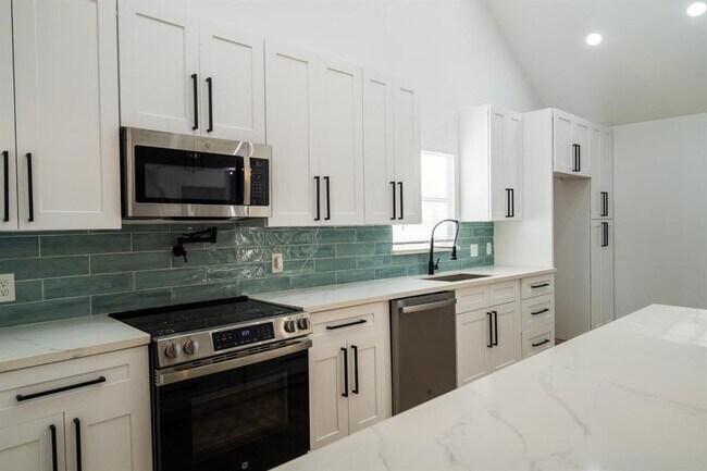 Building Photo - 1402 Bayou Shore Dr