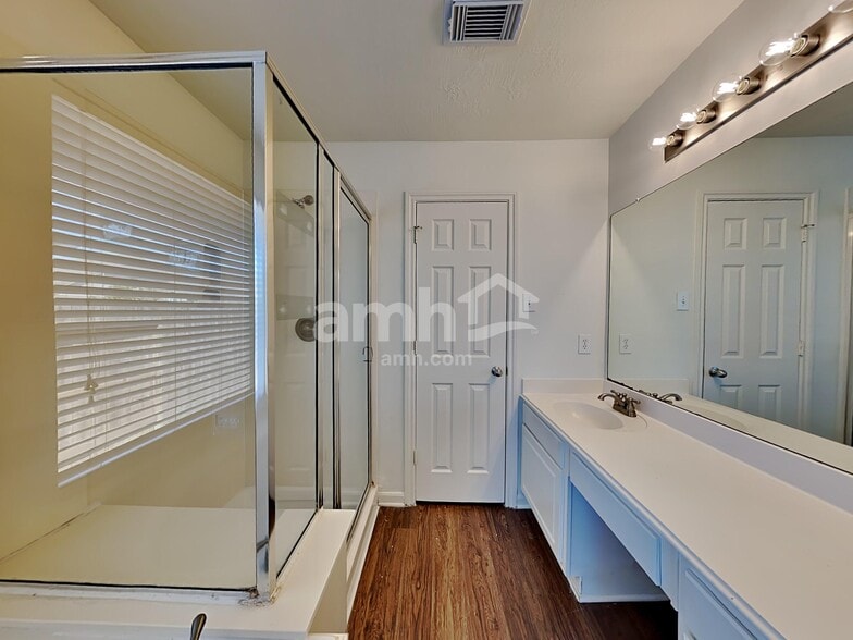 Building Photo - 2207 Shady Pine Dr