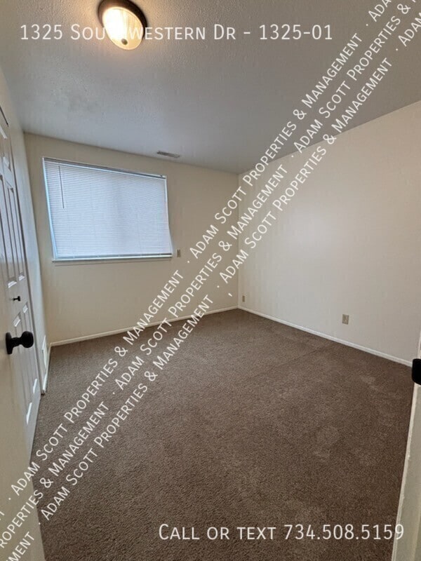 Building Photo - 1325 Southwestern Dr