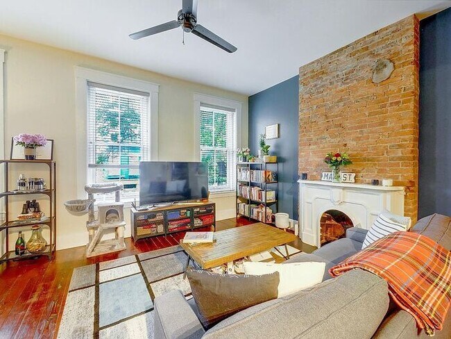 Building Photo - Condo in Italianate building in Over-the-R...
