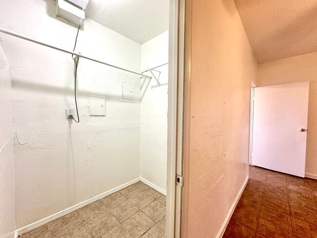 Building Photo - RogerRd237-243