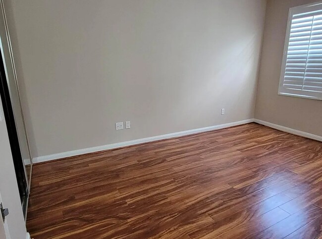 Master bedroom - 5417 Cove Cir