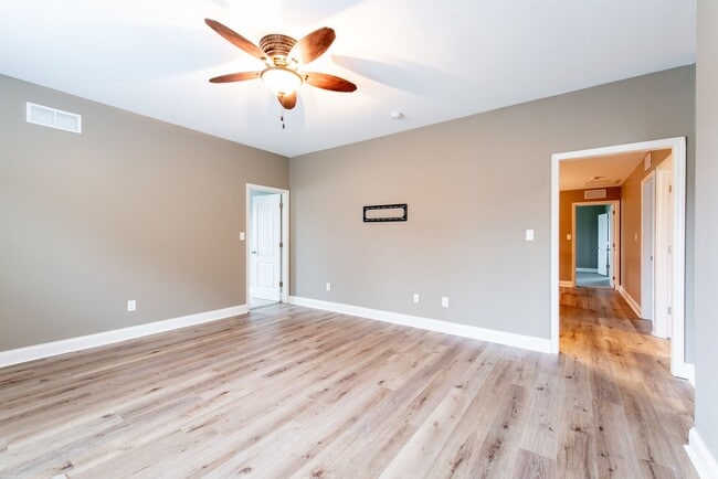 Building Photo - 4 Bedroom 2 Bath in Fisherville!