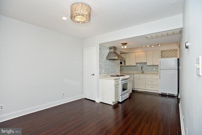 Building Photo - 126 E Chelsea Cir