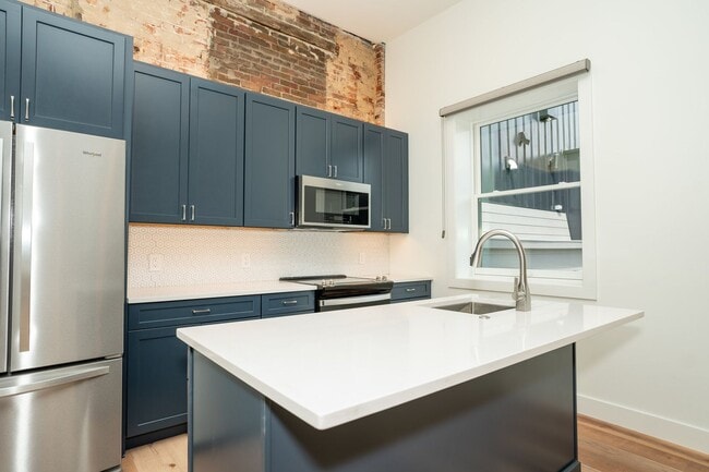 Building Photo - 102 W 6th St