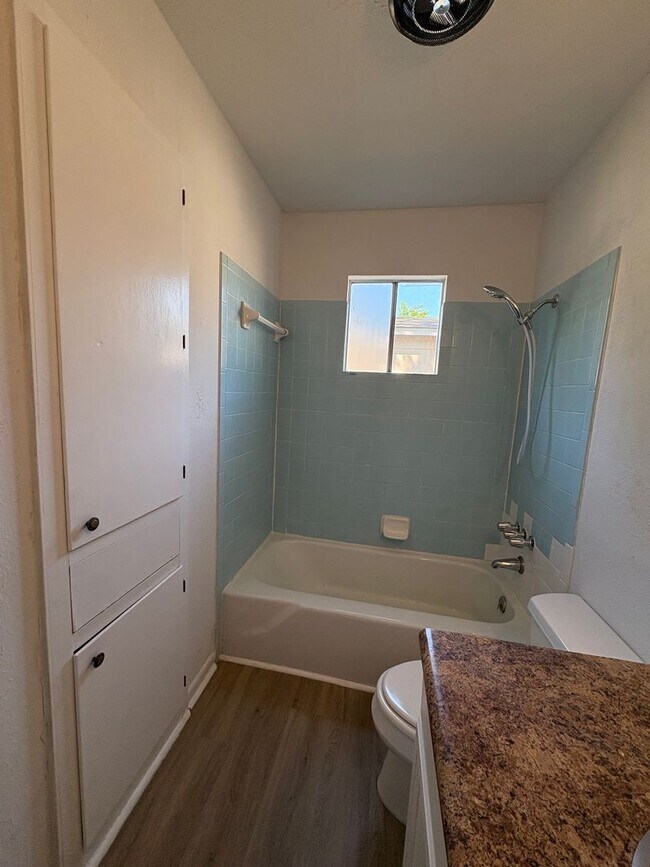 Building Photo - Cozy 3 bedroom/1 bath house!