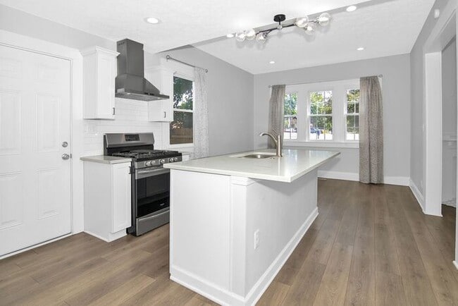 Building Photo - Classic Remodeled Townhome in Windsor Park