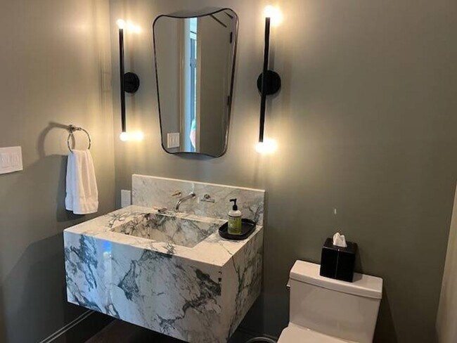 Building Photo - 9 Willow Pond Rd