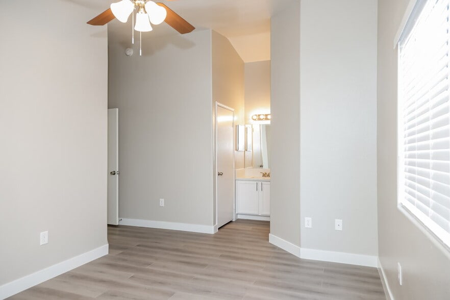 Building Photo - 5285 Mineral Lake Dr