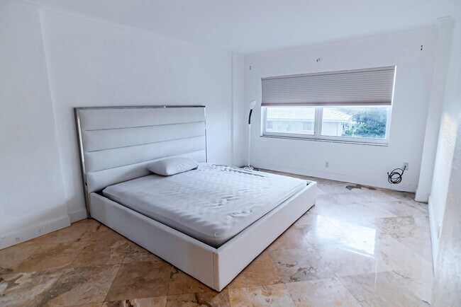 Building Photo - 2900 NE 30th St