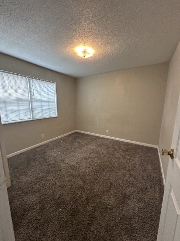 Building Photo - 1450 Meadowview Dr