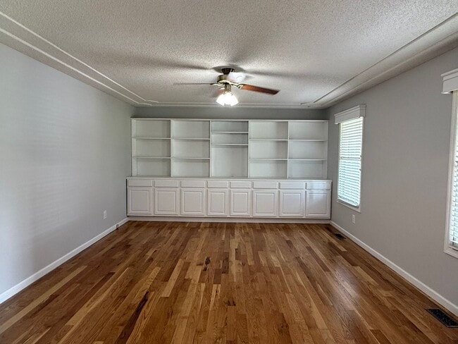 Building Photo - 3 bedroom one- level beauty in North Johnson City!