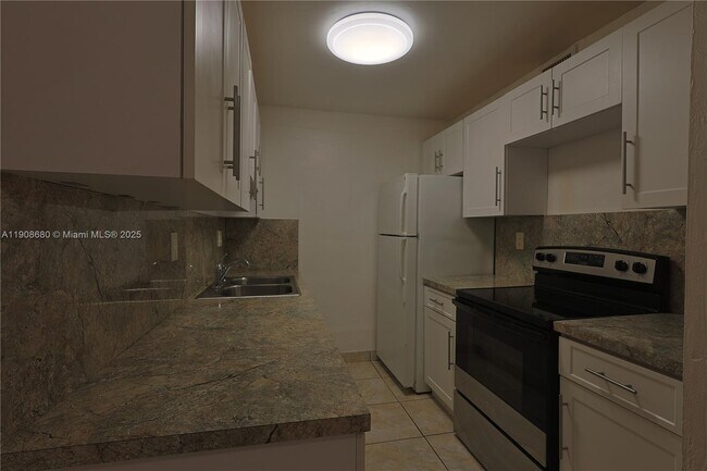 Building Photo - 7230 Fairway Dr