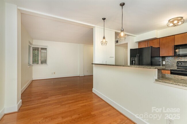 Building Photo - 2441 Vail Ave