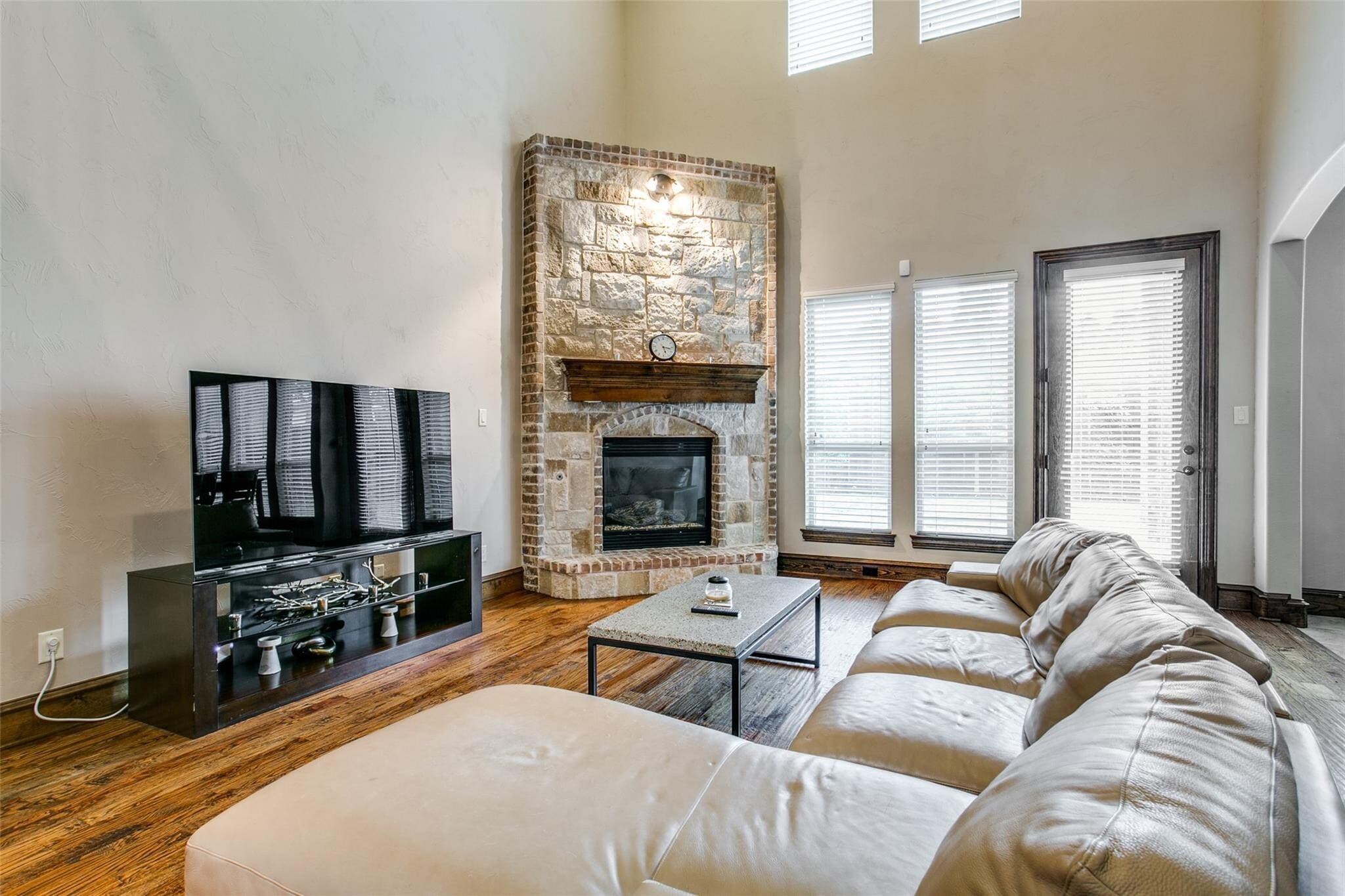 Building Photo - 1805 Castle Ct