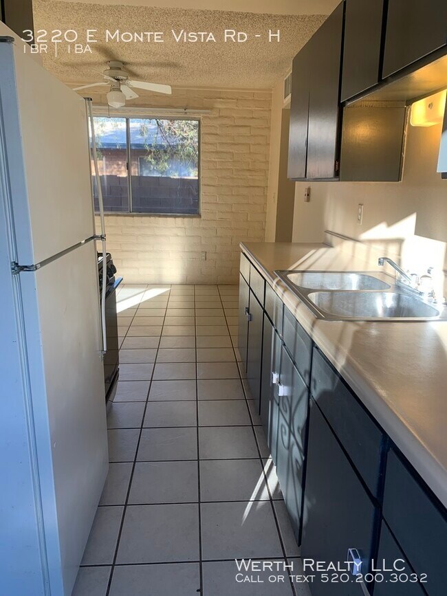 Building Photo - 3220 E Monte Vista Dr