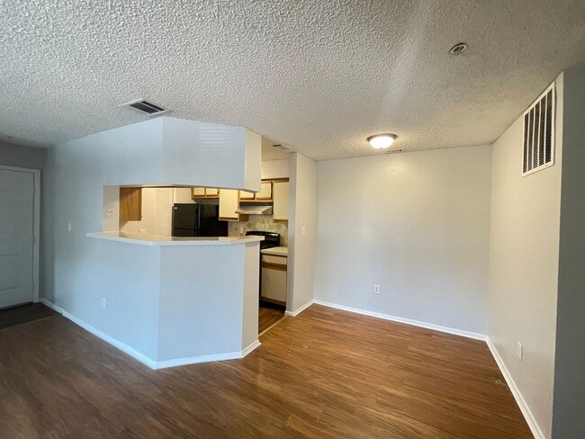 Building Photo - 2 Bed / 1 Bath Condo in Gated Comm. In Altamonte Springs. Available Now!