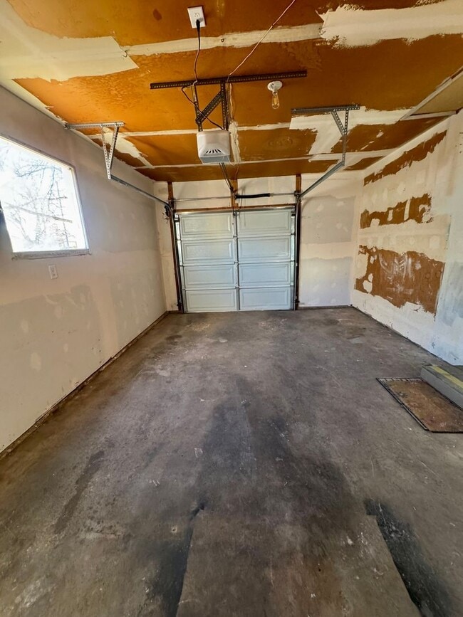 Building Photo - Charming 3 bedroom/2 bath close to UCCS