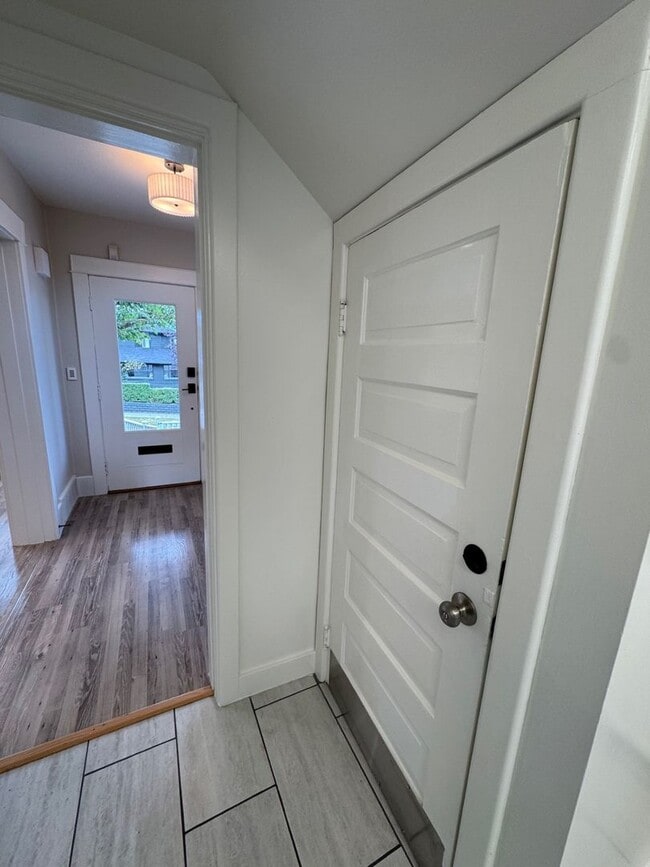 Building Photo - Warm & cozy 5 bed 2.5 bath home in the hea...