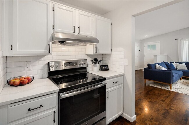 Building Photo - Updated 3 bed, 2 bath home in Greenwood