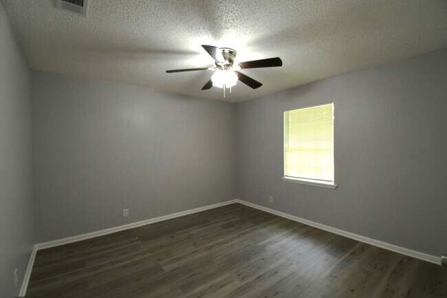 Building Photo - Whitehouse ISD - 3 Bedroom, 2 Bath Duplex, Lawn Care Provided!