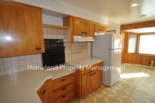 Building Photo - 3 Bedroom Duplex