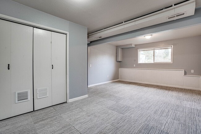 Building Photo - 3 Bedroom /1.5 Bath Silver Lake / Eastmont...