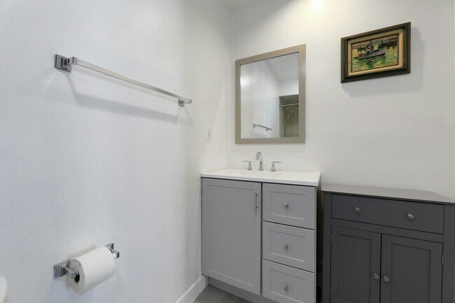 Building Photo - 806 Spinnaker Ct