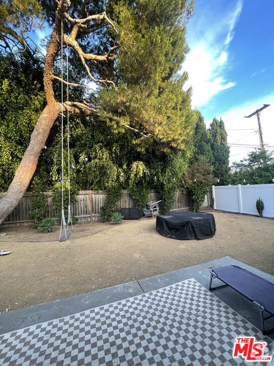 Building Photo - 2658 Santa Ana Ave