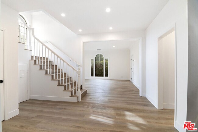 Building Photo - 466 S Orlando Ave