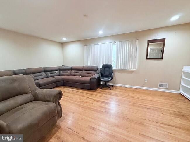 Primary Photo - 697 Johnstone St