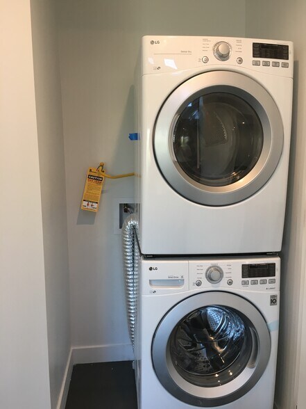 Building Photo - 835 1/2 Waterloo St