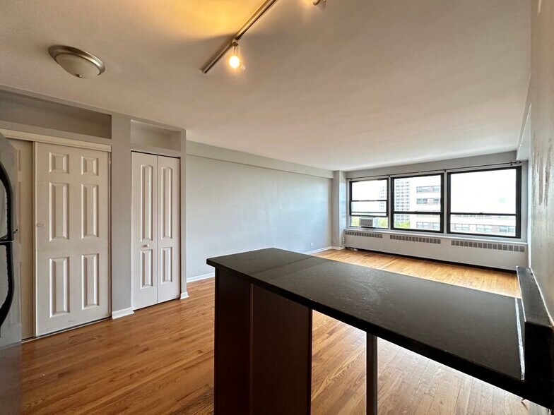 Building Photo - 4180 N Marine Dr