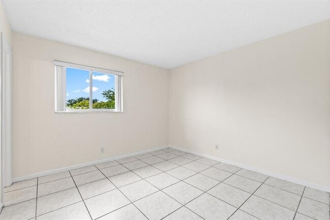 Building Photo - 253 S Cypress Rd