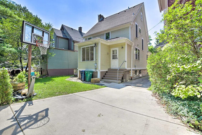 Building Photo - 326 N Grove Ave