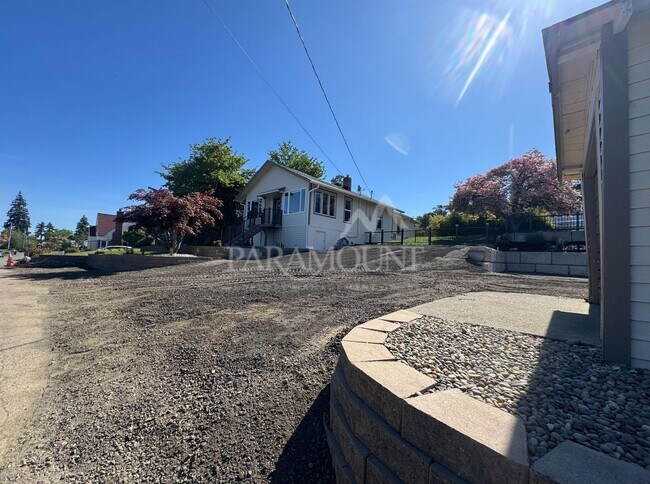Building Photo - Stunning 3-bedroom, 1-bath home with a water view and fantastic amenities!