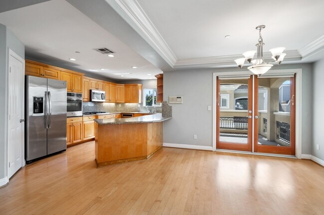 Building Photo - Spacious detached townhome available in So...