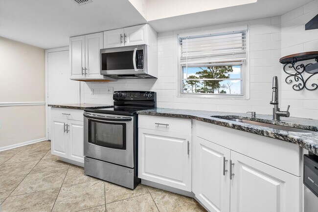 Building Photo - 18081 SE Country Club Dr