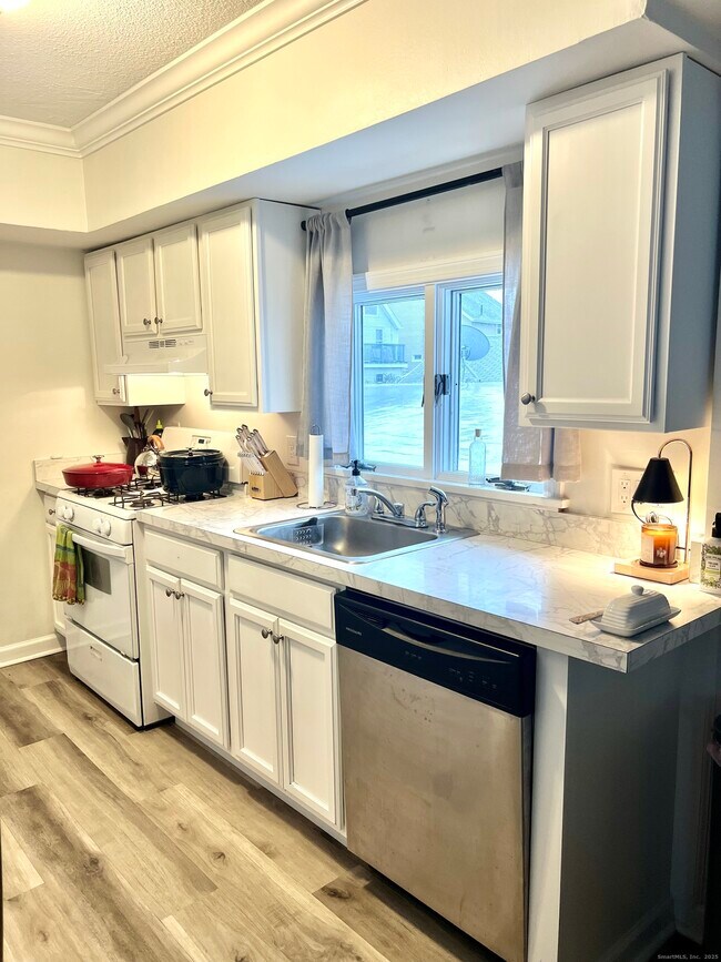 Building Photo - 103 Cove St