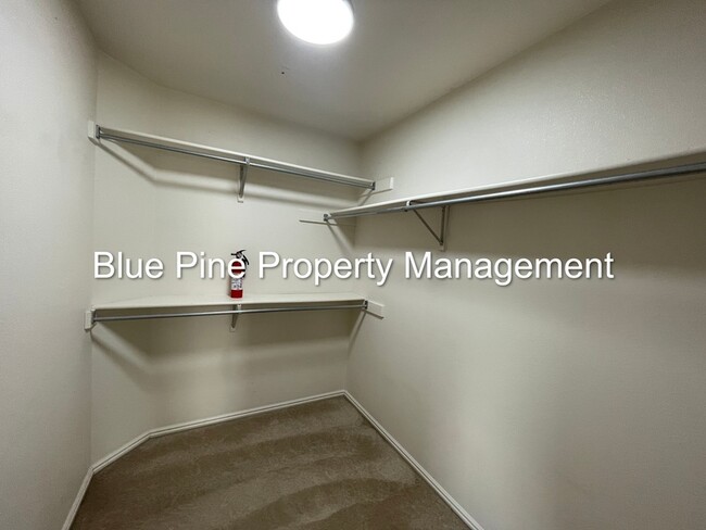 Building Photo - 810 Tennis Ct Dr