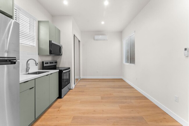 Building Photo - 2735 Broadway-7