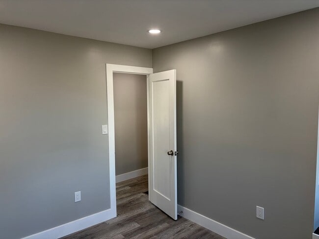 Building Photo - Fully Renovated 2 Bed 1 Bath Townhouse Style Row Home Now Available