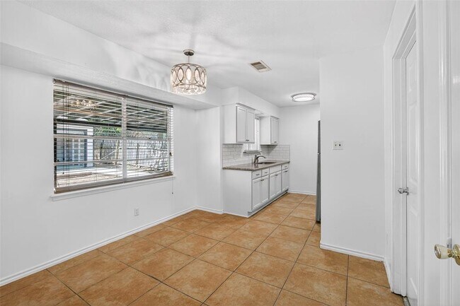 Building Photo - 10004 Woodhaven Dr