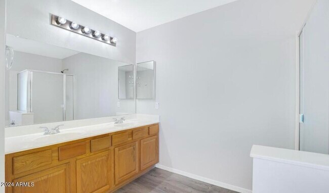 Building Photo - 12821 W Weldon Ave