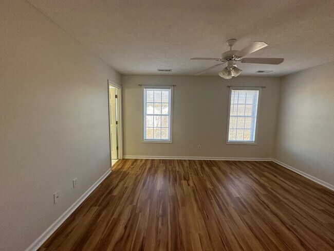 Building Photo - 3-bedroom, 3.5-bathroom nestled in Wyndhurst VA.