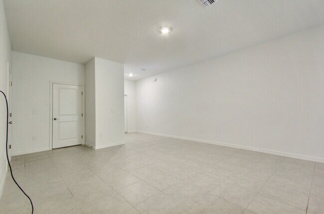 Building Photo - "Charming 3-Bedroom Home with 2.5 Baths in...