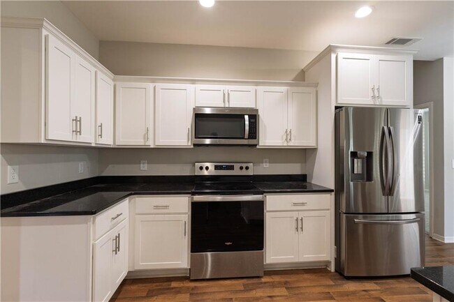 Building Photo - 214 Oakwood Dr