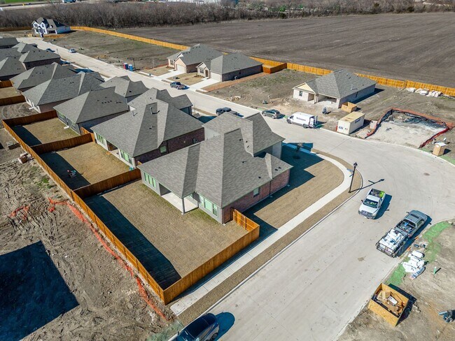 Building Photo - Almost New, Modern Look 4 Bed 3 Bath House in Van Alstyne Available Now!