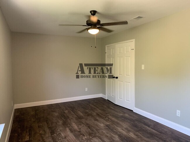 Building Photo - Remodeled 3 Bed 2 Bath Home!