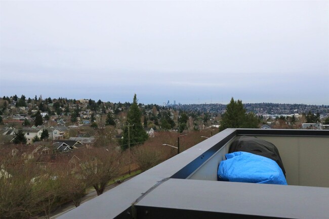 Building Photo - Ballard Townhome, 2 bed/2.5 bath, Roof Top...